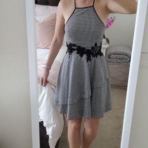 Super flattering dress size small. Brand new